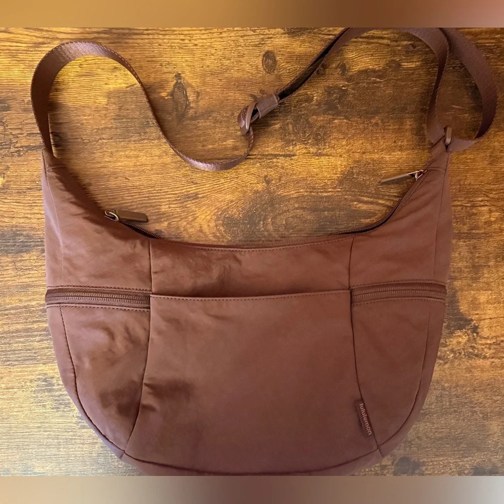 Lululemon Slouchy Sling Bag 6L - Picture 2 of 3